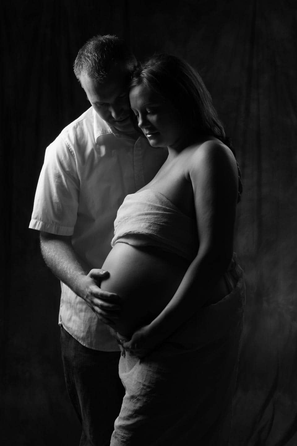 couple-pregnant-blackwhite-dramatic