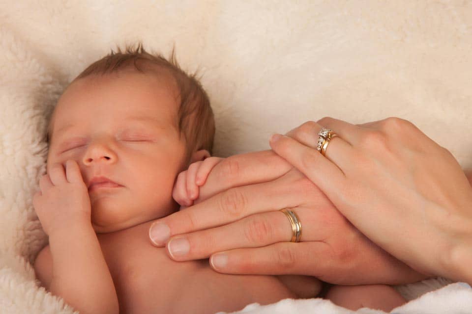 newborn-parents-hands